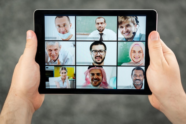 Pantalla de conferencia de negocios en línea en manos nueva normalidad