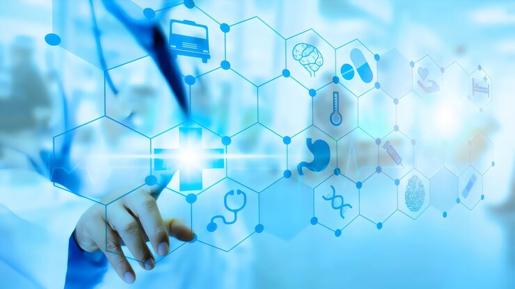 una pantalla holográfica azul con una mano extendiendo con iconos médicos