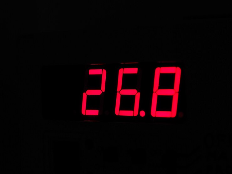 Foto pantalla lcd digital de termómetro que muestra la temperatura caliente en ce