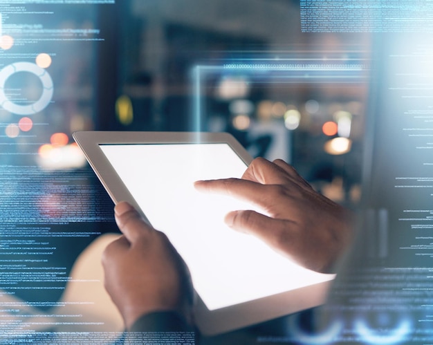 Pantalla de maqueta de holograma y tableta manual para redes sociales de Internet y redes en línea por la noche Oficina de comunicación y trabajador con tecnología digital en blanco para investigación de aplicaciones móviles y sitio web