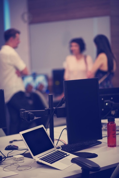 Foto pantalla de monitor dual y computadora portátil en la oficina moderna en interiores, tecnología de desarrollo de software de empresa emergente