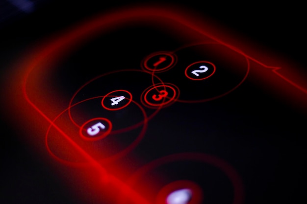 La pantalla negra digital brilla con números rojos