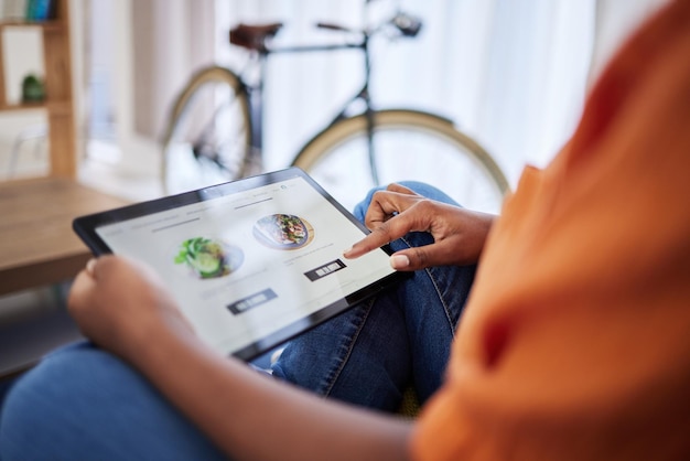 Pantalla de pedido de comida o manos con tableta para el pago de la entrega de comida o menú en línea en el sitio web en casa Decisión del usuario de comercio electrónico o desplazamiento de la mujer en la aplicación de teléfono inteligente para la cena del almuerzo y la elección de la cena