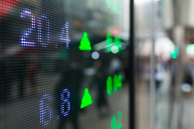 Pantalla de precios del mercado de valores en la calle