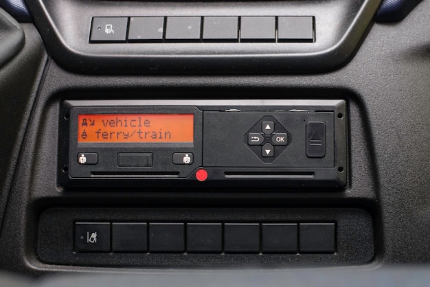 La pantalla del tacógrafo digital lee el vehículo, el transbordador, el tren, el tacógrafo de datos personales en una furgoneta.