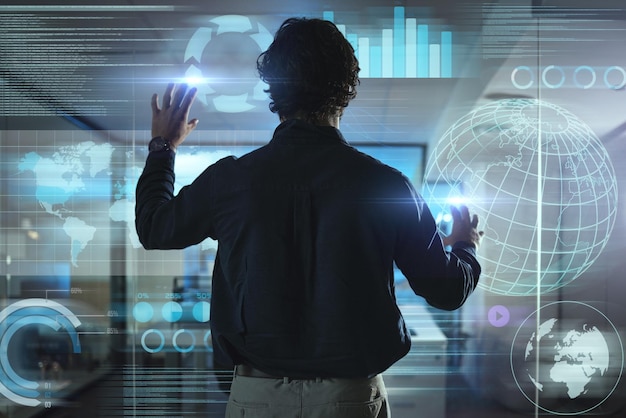 Pantalla táctil de hombre de negocios y holograma de análisis de datos de tecnología de la información y estadísticas globales sobre vidrio digital Prensa de persona o usuario en base de datos holográfica con gráficos de gráficos en la parte trasera nocturna