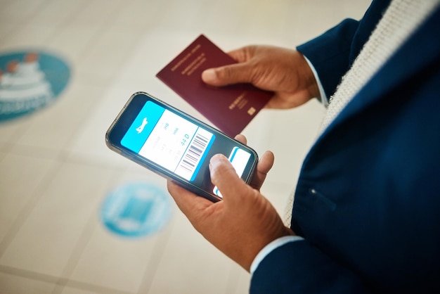 Pantalla de teléfono del aeropuerto y pasaporte en las manos para reservar boletos en línea información digital y viajes fintech Sitio web de comercio electrónico registro de vuelos y hombre negro de negocios con aplicación móvil ux o ui