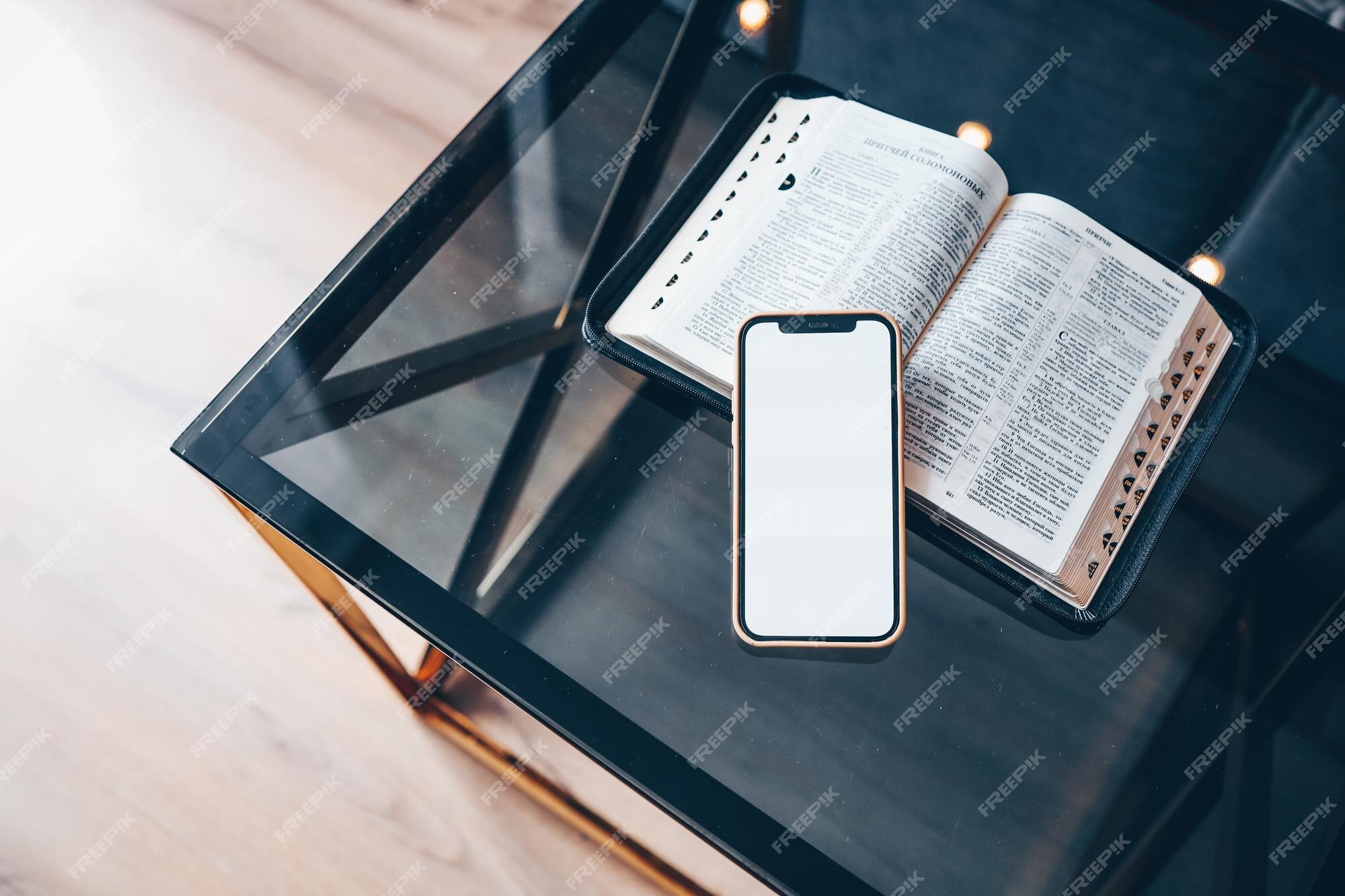 Biblia en tu celular vs. Biblia Impresa