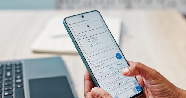 Pantalla de teléfono en línea y manos de la persona con el vuelo de chequeo para el transporte de vacaciones y la aplicación de programación Planificación de desplazamiento y diario de vacaciones con sitio web de viajes en Internet y actualización en móvil para el viaje