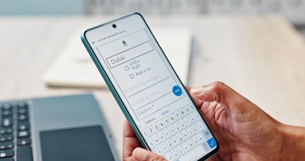 pantalla de teléfono redes sociales y manos de la persona con el aeropuerto aplicación planificador para el transporte de vacaciones y horario Plan de desplazamiento y diario de vacaciones con sitio web de Internet y actualización de vuelo en el móvil para el viaje