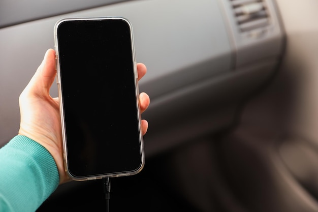 La pantalla del teléfono vacía encarna el potencial y la conectividad de la tecnología moderna y simboliza un espacio en blanco.