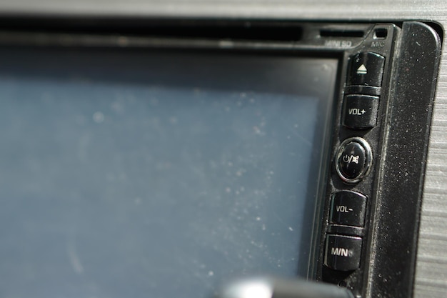 pantalla de la unidad principal polvorienta en el tablero de instrumentos del automóvil de cerca o acercar la foto