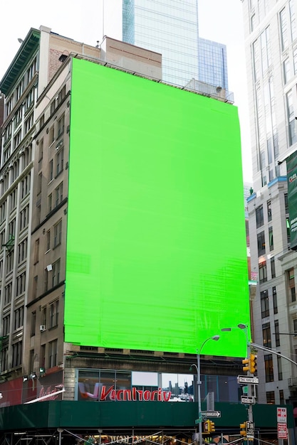 Una pantalla verde gigante como un cartel en el edificio