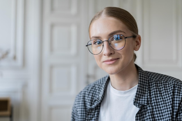 Pantalla videollamada chat en línea mujer oficina economista con gafas lugar de trabajo