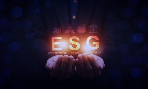 Pantalla visual ESG a la mano Concepto de inversión en estrategia empresarial de gobierno social medioambiental ESG