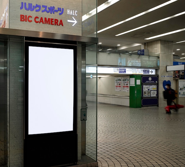 Foto pantalla de visualización del sistema de tren subterráneo japonés para información de pasajeros