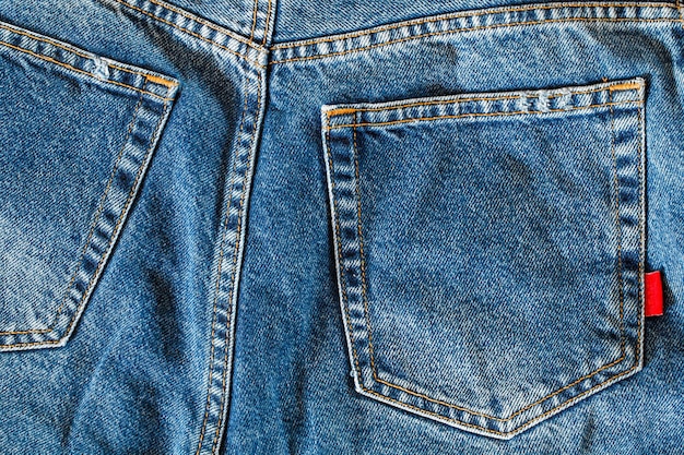 Pantalón denim, top trasero con bolsillos.