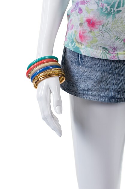 Pantalones cortos de mezclilla y pulseras de colores. Maniquí de mujer con brazalete. Shorts de verano con complementos de muñeca. Complementos de moda para chicas adolescentes.