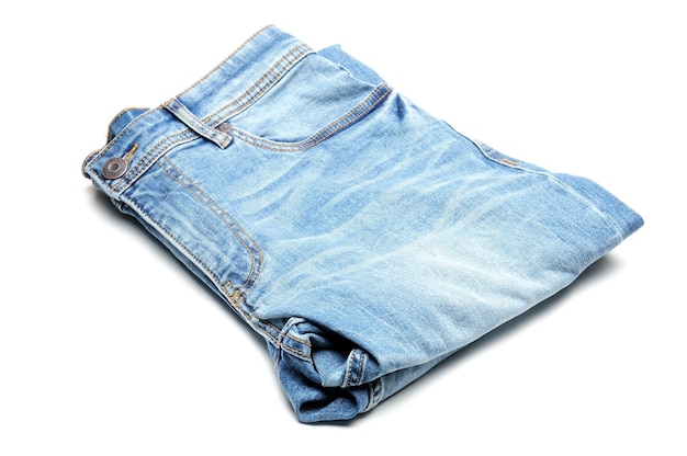 Pantalones de mezclilla en azul sobre un blanco aislado
