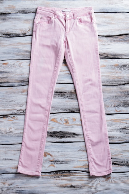 Pantalones de mujer de color rosa claro pantalones casuales de color claro que ponen en la mesa blanca pieza de calidad de cl ...