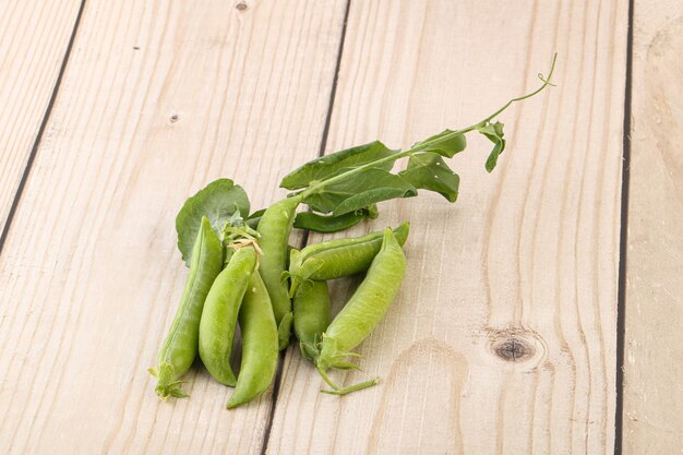 Pantalones orgánicos naturales de guisantes verdes maduros