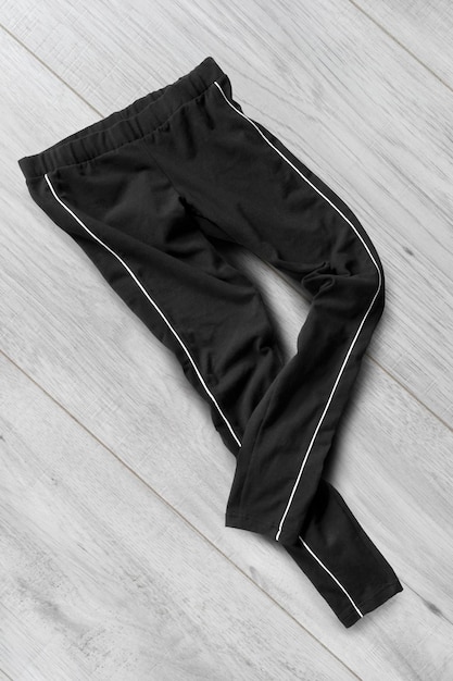 Pantalones sobre fondo de madera