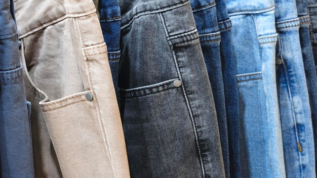 pantalones vaqueros denim negros y marrones en una tienda de ropa