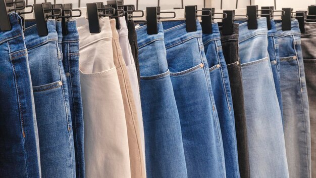Pantalones de vaqueros de mezclilla colgando en una tienda