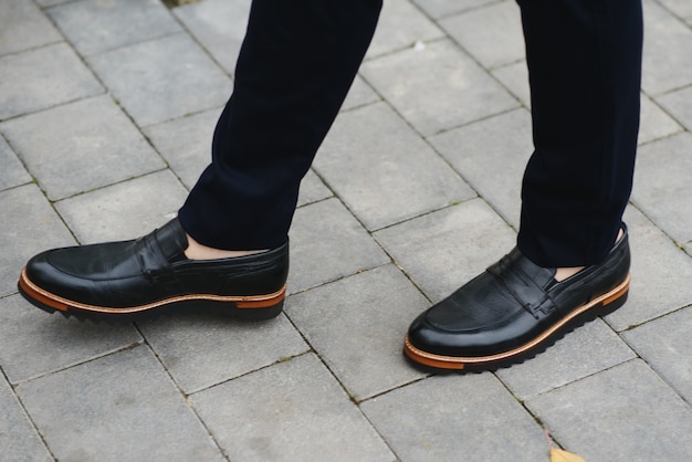 Pantalones y zapatos elegantes masculinos.