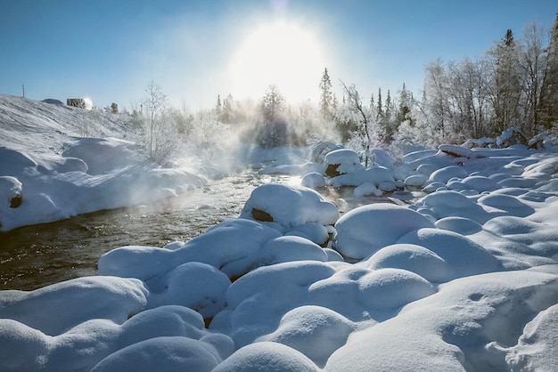 Foto pântano de neve murmansk, rússia.