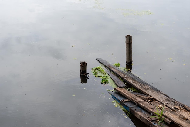 Pantanos y puente de madera peligroso