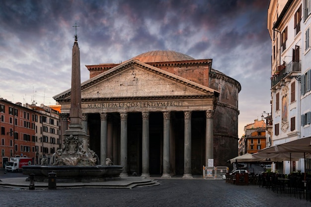 Panteón es un antiguo templo romano y desde el año 609 una iglesia católica en Roma Italia