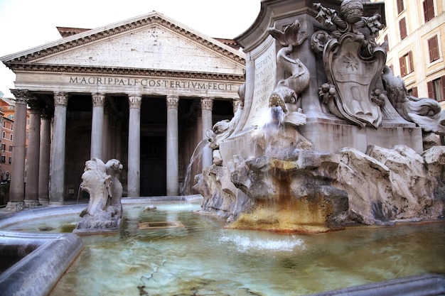 Panteón con fuente en Roma