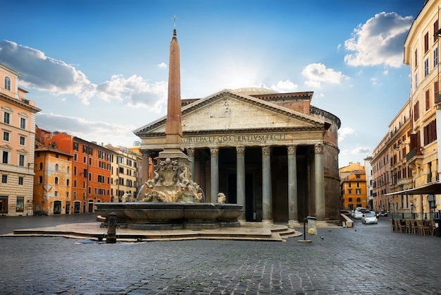 Panteón en la plaza romana de la mañana, Italia
