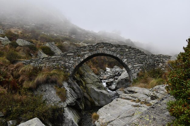 Foto pantico ponte romanico sul torrente chiusella en el piamonte