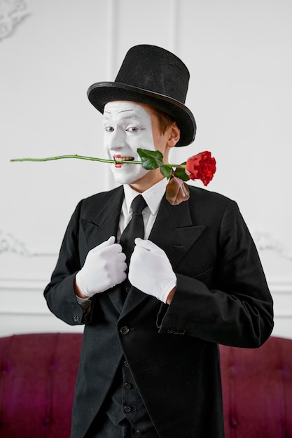 Foto pantomime, gentleman verliebt in eine rose