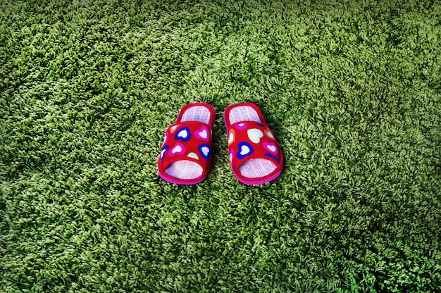 Pantuflas rosas con corazones rojos