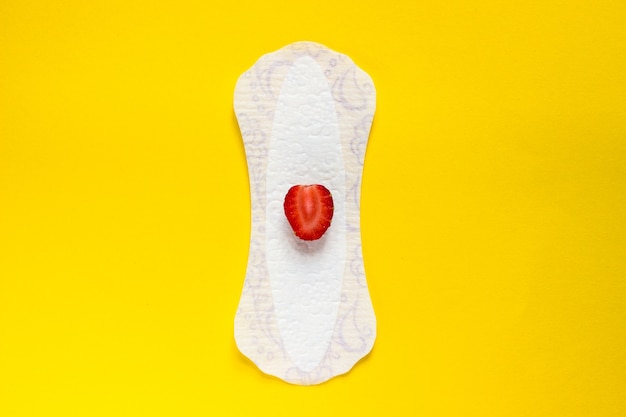 Panty liner de higiene femenina para la menstruación pad ciclo menstrual fondo amarillo