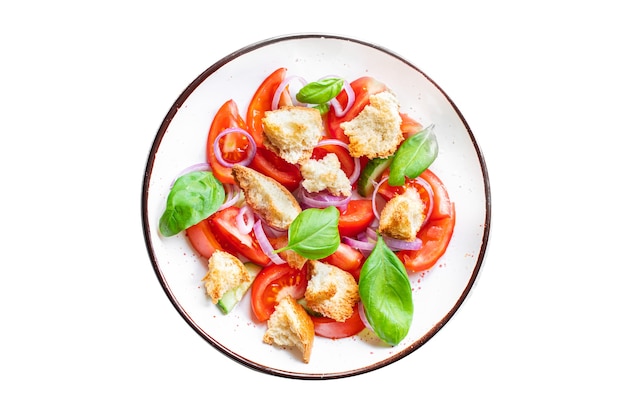 Panzanella ensalada de tomate crutones bizcocho de cebolla en la mesa comida sana vegana o vegetariana