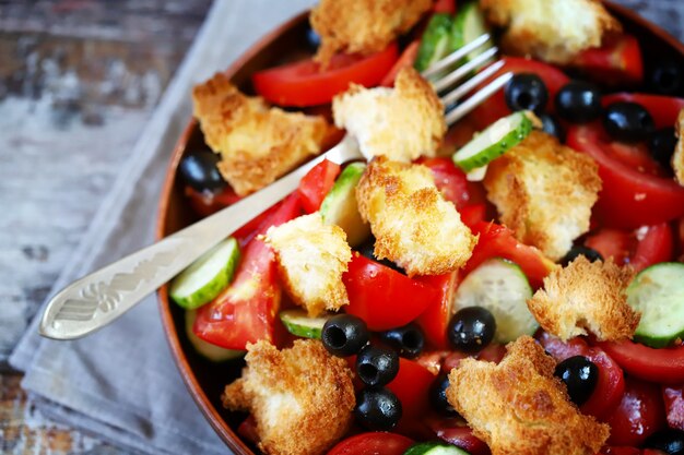 Panzanella-Salat mit Brotoliven und Tomaten