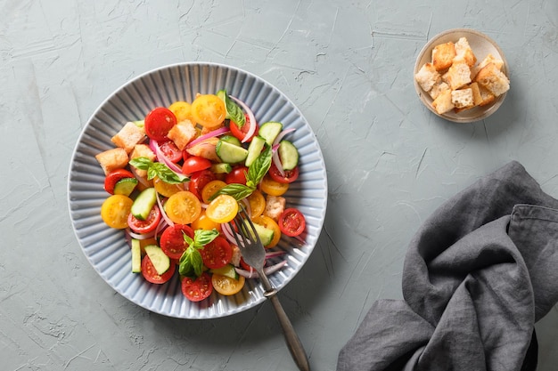 Panzanella con tomates y pan crujiente cocina tradicional italiana