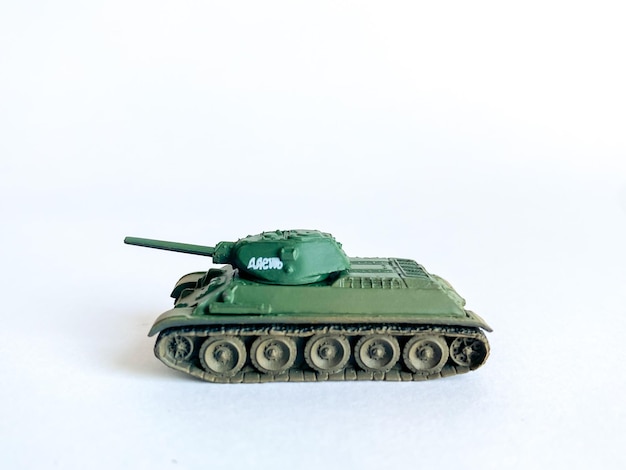 Panzermodellspielzeug aus dem 2. Weltkrieg isoliert auf weißem Hintergrund