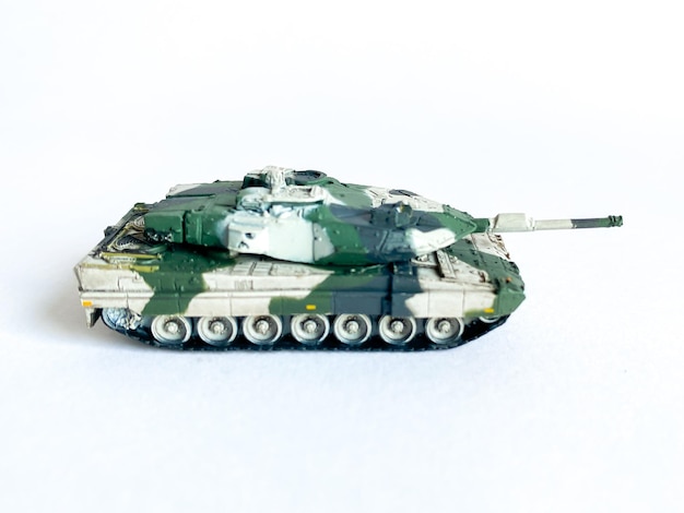 Panzermodellspielzeugisolat auf weißem Hintergrund
