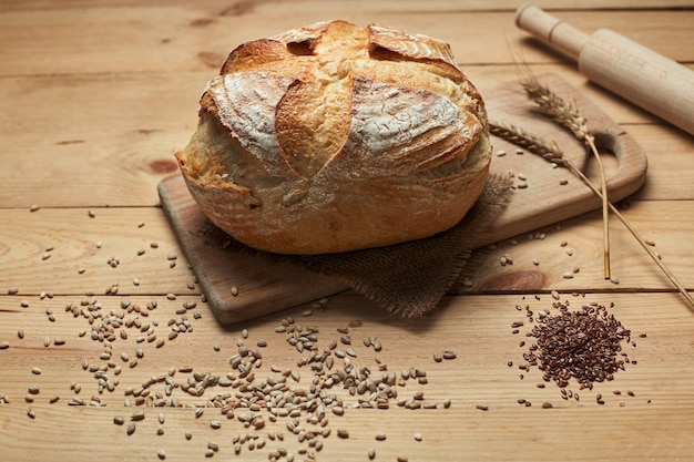Pão acabado de cozer em fundo de madeira Pão com fermento Pão sem fermento