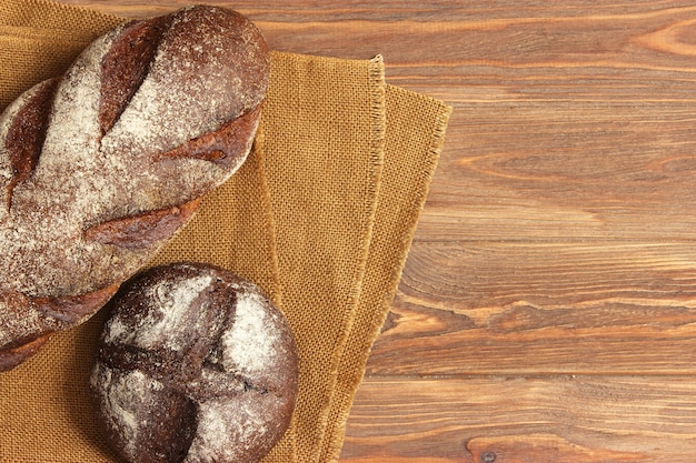 Pão acabado de cozer na mesa, close-up