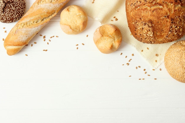 Pão acabado de cozer na mesa, close-up