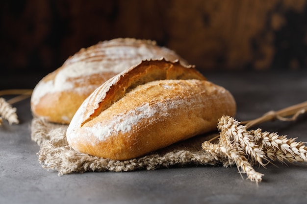 Pão acabado de cozer. Pão caseiro Sourdough