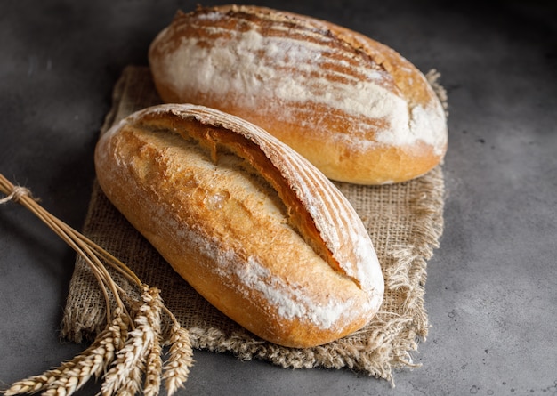 Pão acabado de cozer. Pão caseiro Sourdough