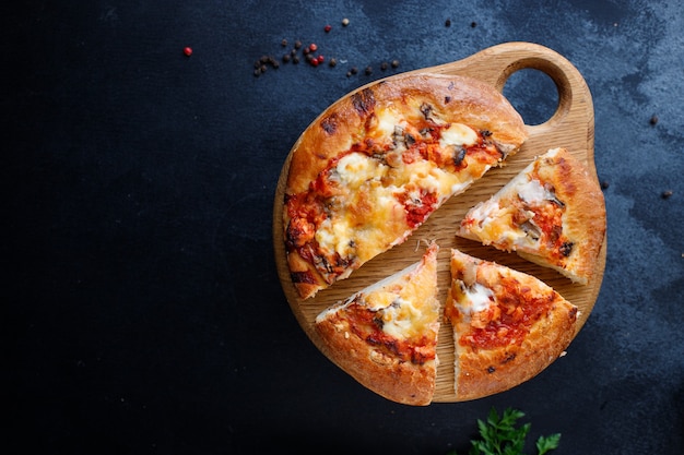 Pão achatado de pizza em porção de massa grossa de queijo fast food, molho de tomate, tomate e outros ingredientes