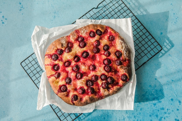 Pão achatado de verão - foccacia com cereja